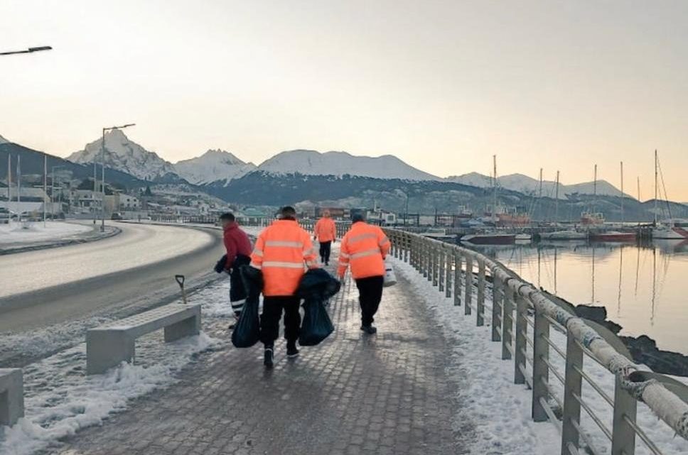 MEDIO AMBIENTE DE USHUAIA CON CUADRILLAS EN TRABAJOS DE DESPEJE DE NIEVE Y PROVISIÓN DE AGUA EN BARRIOS MEDIO AMBIENTE DE USHUAIA CON CUADRILLAS EN TRABAJOS DE DESPEJE DE NIEVE Y PROVISIÓN DE AGUA EN BARRIOS