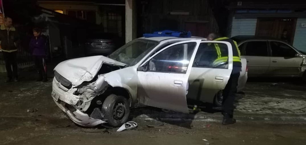 Borrachos chocaron contra varios autos estacionados y se pelearon con la policía en Ushuaia Borrachos chocaron contra varios autos estacionados y se pelearon con la policía en Ushuaia