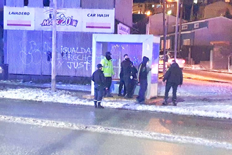 Un hombre y dos mujeres detenidos por el apuñalado en Ushuaia Un hombre y dos mujeres detenidos por el apuñalado en Ushuaia