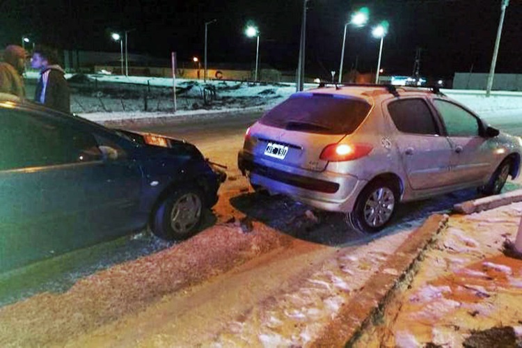 Choque entre dos Peugeot en una rotonda, sin lesionados