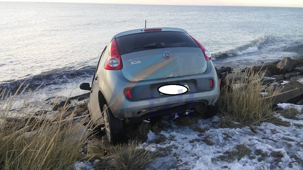 Fue a mirar el amanecer y terminó con el auto caído en la playa Fue a mirar el amanecer y terminó con el auto caído en la playa