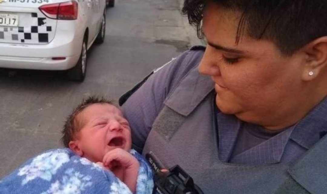 Encontró a un bebé recién nacido en una caja de zapatos: quiere adoptarlo