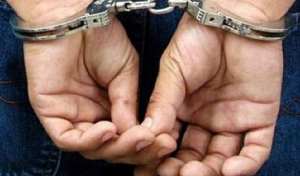 Demoraron a sujeto que debía estar en prisión domiciliaria, armado en la plaza Almirante Brown y la Justicia no se hizo cargo de su detención Demoraron a sujeto que debía estar en prisión domiciliaria, armado en la plaza Almirante Brown y la Justicia no se hizo cargo de su detención