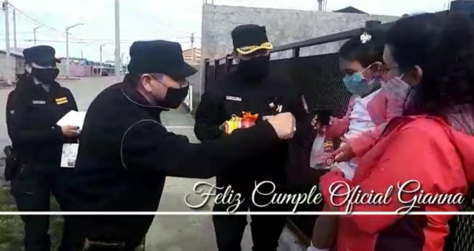 Policías de la Comisaría Quinta sorprendieron a una nena en su cumpleaños, la nombraron “Oficial Gianna”