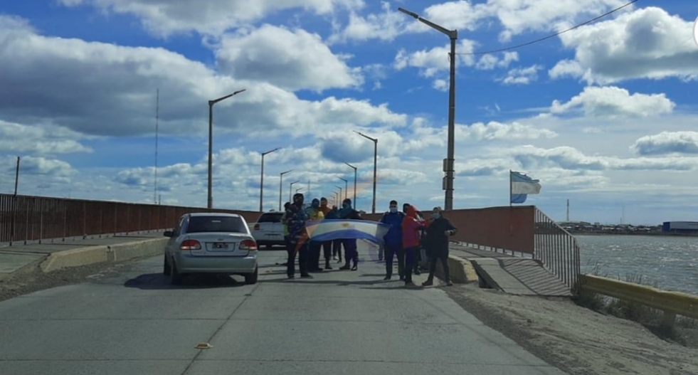 Vecinos de la margen sur cortaron el puente para pedir más bonos de gas Vecinos de la margen sur cortaron el puente para pedir más bonos de gas