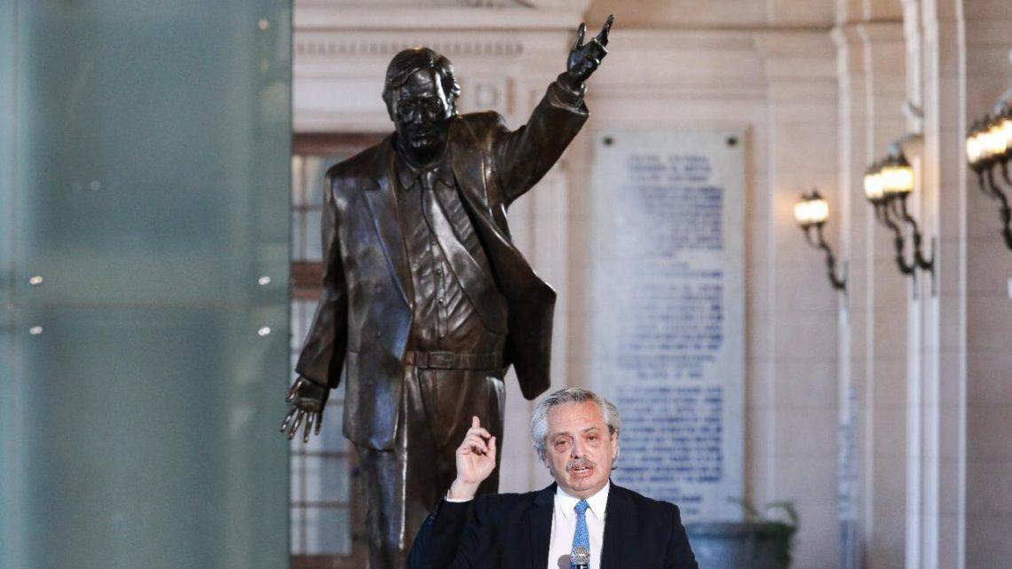 Alberto Fernández: “Mi deber es venir a terminar con la tarea que empezó Néstor y que siguió Cristina” Alberto Fernández: “Mi deber es venir a terminar con la tarea que empezó Néstor y que siguió Cristina”
