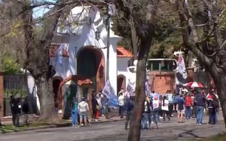 Militantes peronistas coparon la Quinta de Olivos antes del banderazo contra el Gobierno