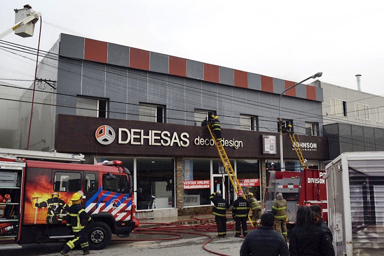 Incendio afecto a un local, el deposito y varios departamentos Incendio afecto a un local, el deposito y varios departamentos