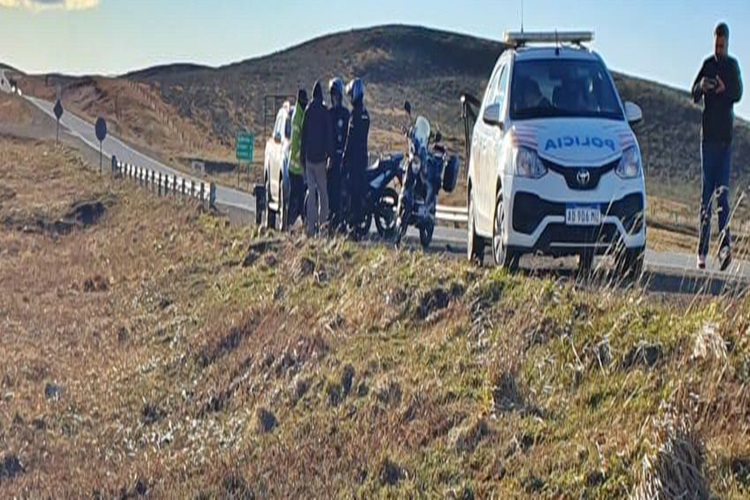 Motociclista al Hospital luego de atropellar un guanaco en la Ruta 3 Motociclista al Hospital luego de atropellar un guanaco en la Ruta 3