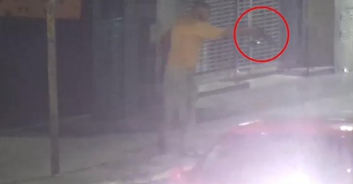Detuvieron a un hombre que amenazaba en la parada de colectivos con una pistola de juguete Detuvieron a un hombre que amenazaba en la parada de colectivos con una pistola de juguete