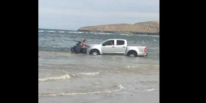 Fue a pescar y el mar casi le lleva la camioneta Fue a pescar y el mar casi le lleva la camioneta