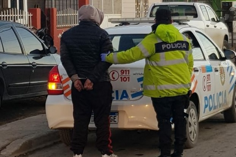 Escuchaba musica borracho en el vehiculo y termino detenido Escuchaba musica borracho en el vehiculo y termino detenido