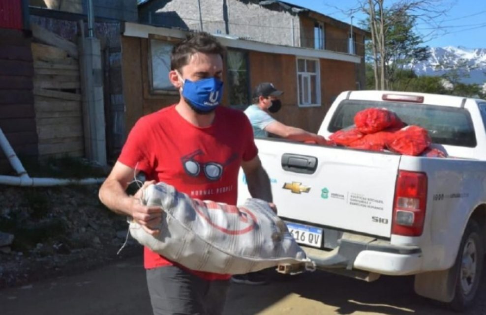 “Continuamos con la entrega de insumos para comedores y ollas populares”, detalló Marcucci “Continuamos con la entrega de insumos para comedores y ollas populares”, detalló Marcucci