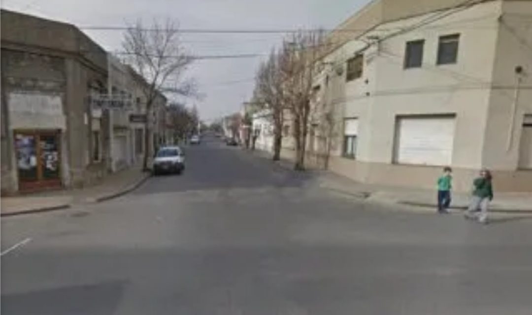 Un adolescente acuchilló a su novia de 13 y se fugó: su padre lo entregó Un adolescente acuchilló a su novia de 13 y se fugó: su padre lo entregó