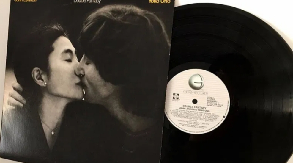 Subastan el disco que John Lennon le autografió a su asesino horas antes de morir Subastan el disco que John Lennon le autografió a su asesino horas antes de morir