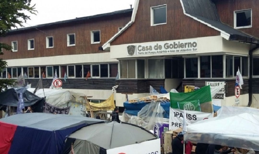 URGENTE: Si para el cinco de diciembre no hay aumento, vuelve la carpa estatal URGENTE: Si para el cinco de diciembre no hay aumento, vuelve la carpa estatal