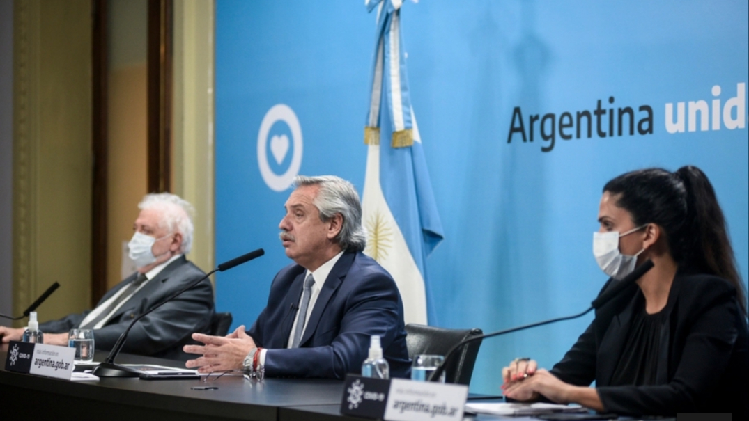 Fernández anunció el pase a la fase de distanciamiento por la caída de casos Fernández anunció el pase a la fase de distanciamiento por la caída de casos