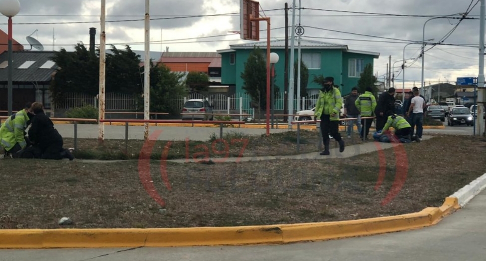 Dos degenerados manosearon a una joven y el padre de esta los corrió con un bate de béisbol Dos degenerados manosearon a una joven y el padre de esta los corrió con un bate de béisbol