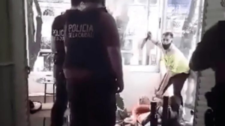 El hermano del atacante de las bailarinas rompió el silencio: “En la cuarentena empezó a hablar solo” El hermano del atacante de las bailarinas rompió el silencio: “En la cuarentena empezó a hablar solo”
