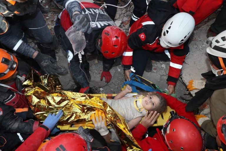 Salvaron a una nena de cuatro años que pasó 91 horas bajo los escombros tras el terremoto en Turquía Salvaron a una nena de cuatro años que pasó 91 horas bajo los escombros tras el terremoto en Turquía