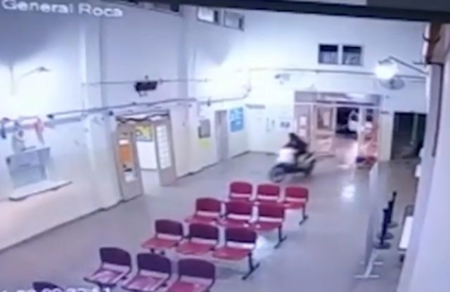 De película: escapaba de la policía y se metió con una moto adentro de un hospital De película: escapaba de la policía y se metió con una moto adentro de un hospital