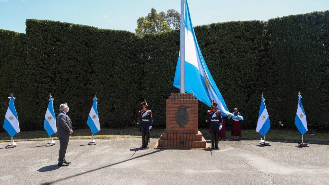 El Presidente encabezó el acto por el bicentenario del primer izamiento de la bandera argentina en las Islas Malvinas El Presidente encabezó el acto por el bicentenario del primer izamiento de la bandera argentina en las Islas Malvinas
