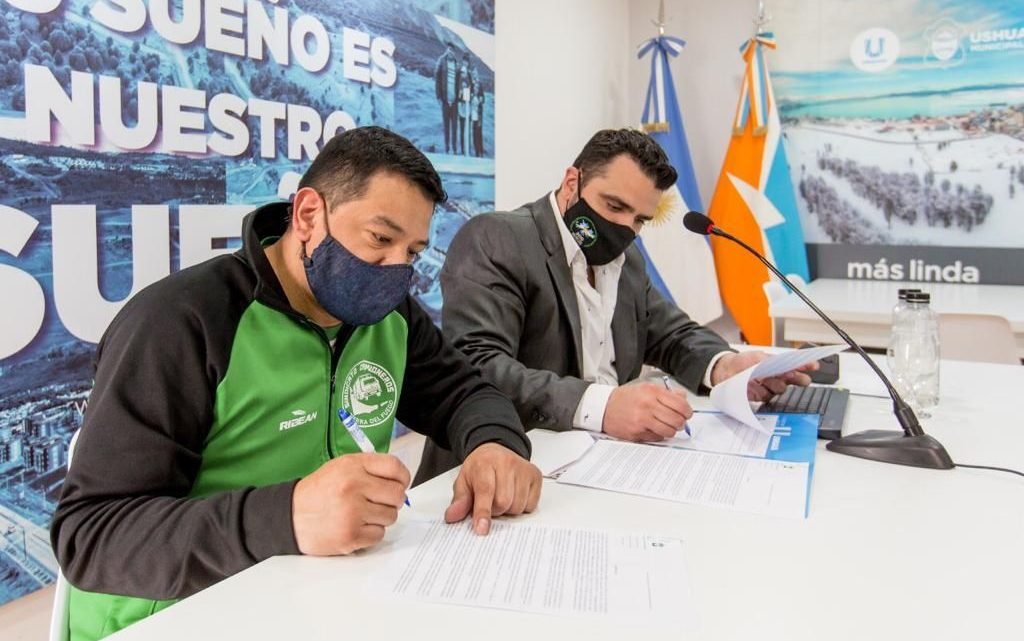 VUOTO FIRMÓ CESIÓN DE TERRENOS PARA LA CONSTRUCCIÓN DE 40 VIVIENDAS CON EL SINDICATO DE CAMIONEROS VUOTO FIRMÓ CESIÓN DE TERRENOS PARA LA CONSTRUCCIÓN DE 40 VIVIENDAS CON EL SINDICATO DE CAMIONEROS