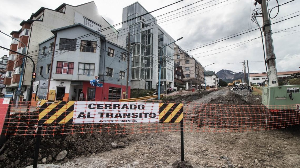 COLOCAN EL NUEVO TENDIDO CLOACAL EN LA CALLE YAGANES EN EL MARCO DEL PLAN DE OBRAS DE LA MUNICIPALIDAD DE USHUAIA COLOCAN EL NUEVO TENDIDO CLOACAL EN LA CALLE YAGANES EN EL MARCO DEL PLAN DE OBRAS DE LA MUNICIPALIDAD DE USHUAIA