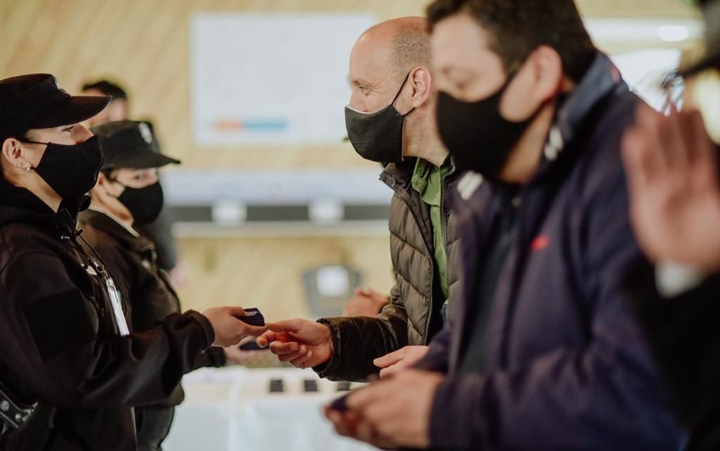LA MUNICIPALIDAD DE USHUAIA ENTREGÓ LA DISTINCIÓN DE CIUDADANO DESTACADO A PERSONAL DE LA POLICÍA DE SEGURIDAD AEROPORTUARIA LA MUNICIPALIDAD DE USHUAIA ENTREGÓ LA DISTINCIÓN DE CIUDADANO DESTACADO A PERSONAL DE LA POLICÍA DE SEGURIDAD AEROPORTUARIA