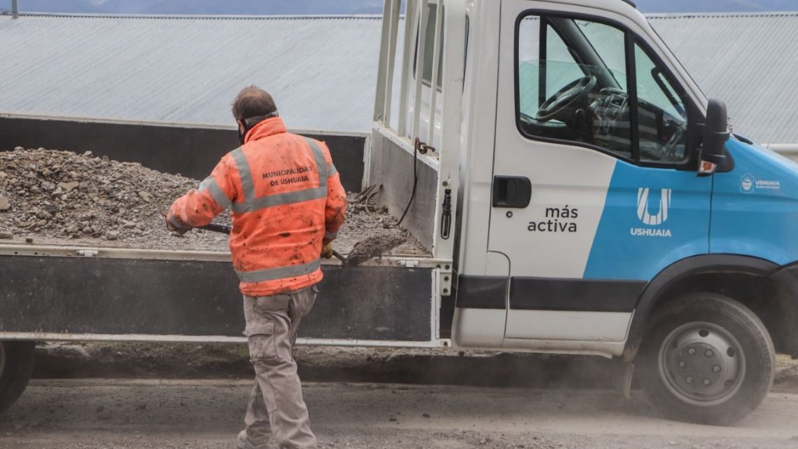 LA MUNICIPALIDAD DE USHUAIA REALIZA TRABAJOS DE BACHEO Y REPARACIÓN EN LA COLECTORA DE YRIGOYEN Y EN LA ROTONDA DEL CEMENTERIO LA MUNICIPALIDAD DE USHUAIA REALIZA TRABAJOS DE BACHEO Y REPARACIÓN EN LA COLECTORA DE YRIGOYEN Y EN LA ROTONDA DEL CEMENTERIO