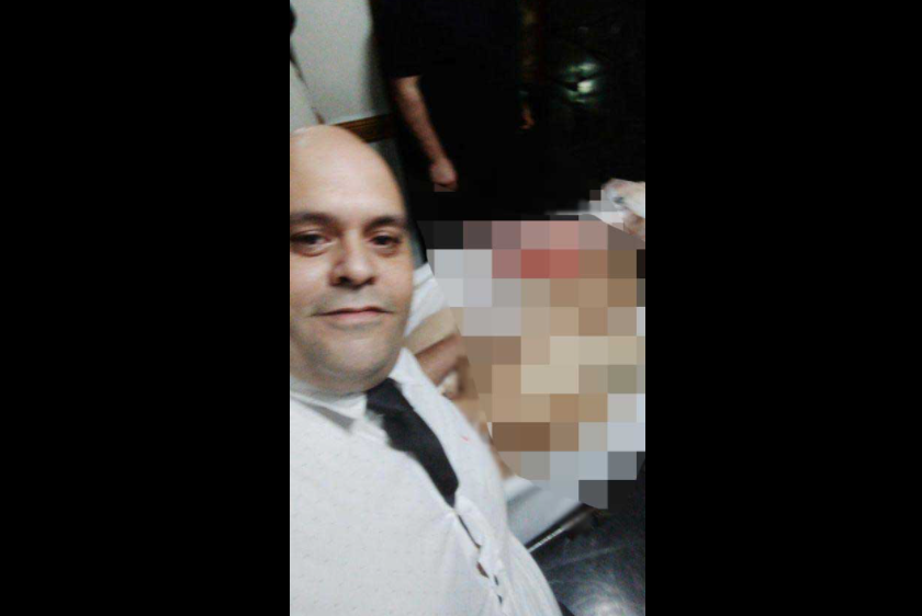 Crece la indignación con Molina: Se sacó una foto con el cuerpo de Maradona desnudo Crece la indignación con Molina: Se sacó una foto con el cuerpo de Maradona desnudo