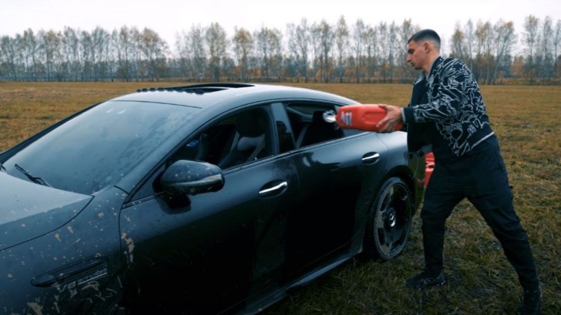 Roció con alcohol y prendió fuego su Mercedes-Benz porque un concesionario no le solucionó un problema Roció con alcohol y prendió fuego su Mercedes-Benz porque un concesionario no le solucionó un problema