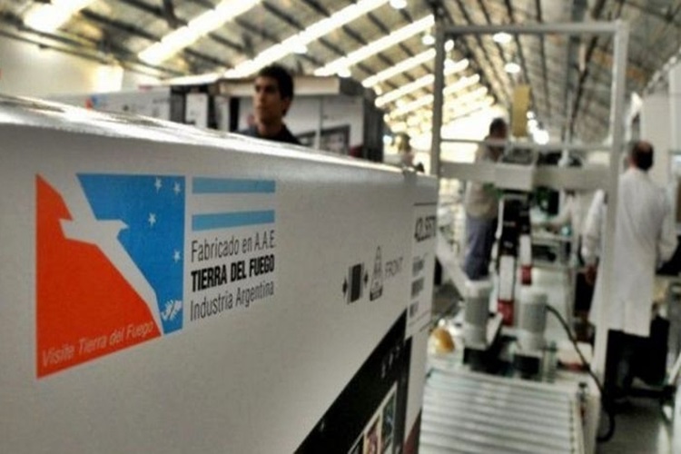 Autorizan ampliar el horario de trabajo en las industrias de TDF Autorizan ampliar el horario de trabajo en las industrias de TDF