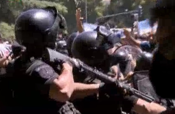 Batalla campal en la 9 de Julio entre fanáticos de Maradona y la Policía Batalla campal en la 9 de Julio entre fanáticos de Maradona y la Policía