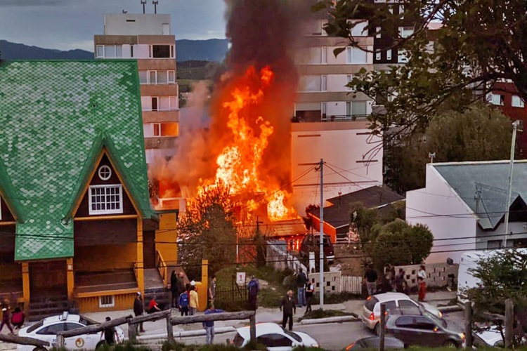 Incendio en Ushuaia en calle Gobernador Paz Incendio en Ushuaia en calle Gobernador Paz