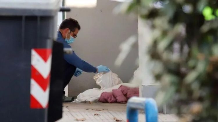 Asesinó a su amigo, lo decapitó y paseó con su cabeza por la calle Asesinó a su amigo, lo decapitó y paseó con su cabeza por la calle