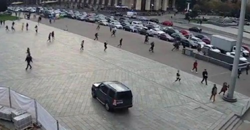 Se desmayó mientras manejaba, se metió en una plaza y arrolló a dos personas Se desmayó mientras manejaba, se metió en una plaza y arrolló a dos personas