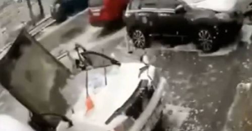 Un hombre se salvó de milagro cuando una placa de cemento cayó sobre su auto mientras lo lavaba Un hombre se salvó de milagro cuando una placa de cemento cayó sobre su auto mientras lo lavaba