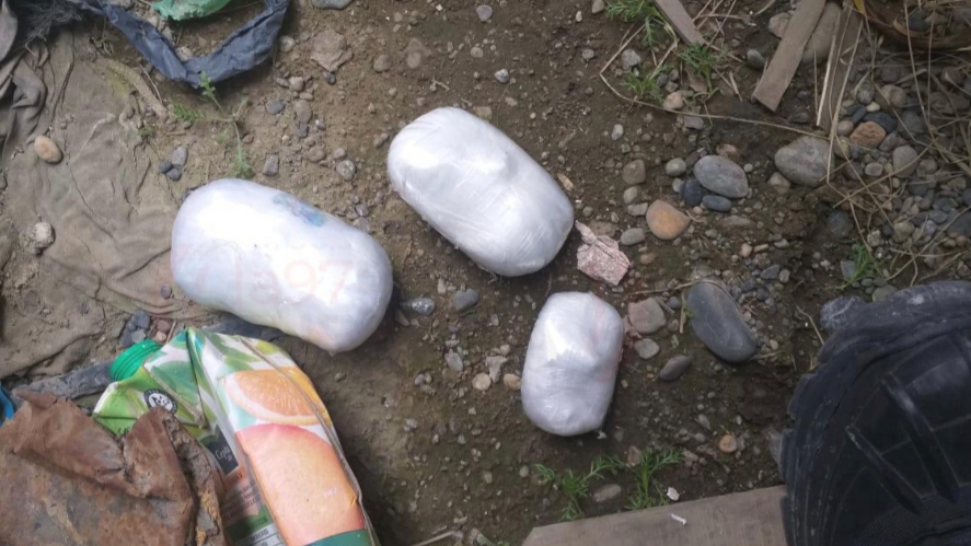 Insólito: Un vecino encontró tres paquetes de cocaína en su patio Insólito: Un vecino encontró tres paquetes de cocaína en su patio