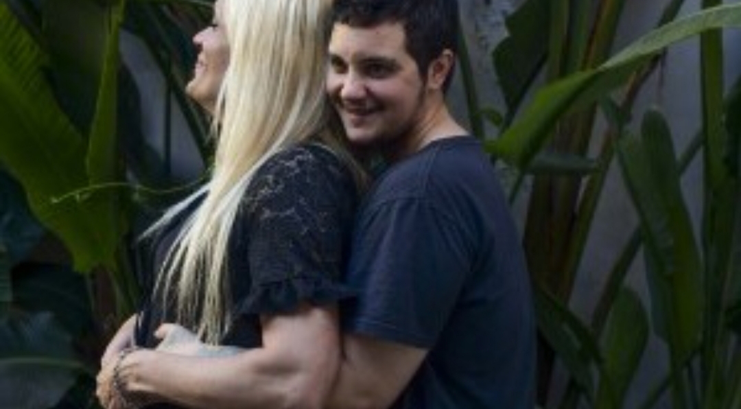 Un varón trans embarazado tendrá un bebé de su pareja, una mujer trans Un varón trans embarazado tendrá un bebé de su pareja, una mujer trans