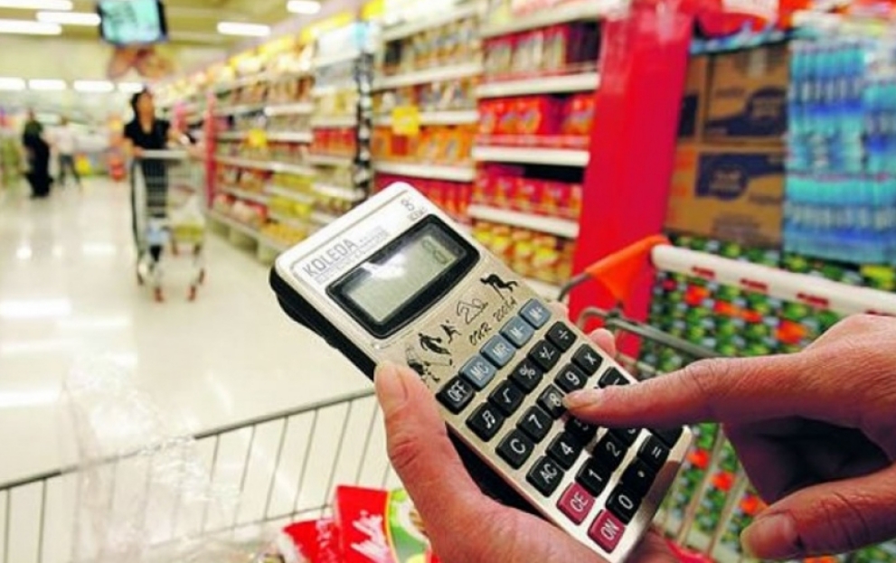 Una familia tipo necesita unos $109.602 por mes para vivir, $3.653 por día Una familia tipo necesita unos $109.602 por mes para vivir, $3.653 por día