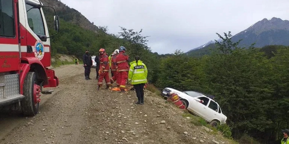 Un auto quedó al borde de un barranco con dos mujeres en su interior Un auto quedó al borde de un barranco con dos mujeres en su interior