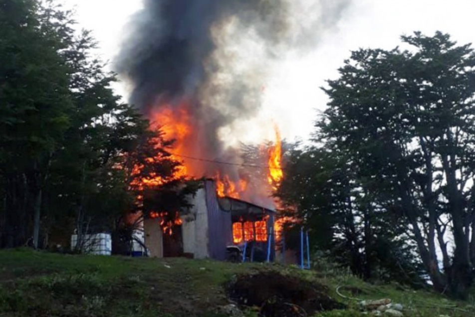 Incendio en Ushuaia, provoca daños totales en una vivienda Incendio en Ushuaia, provoca daños totales en una vivienda