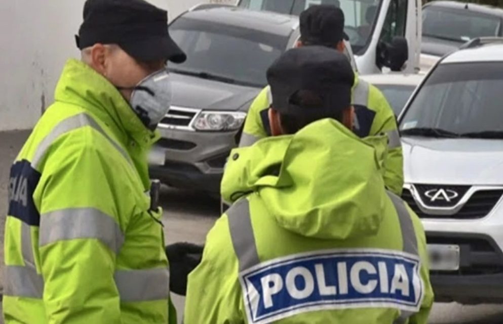 Cuatro detenidos luego de intentar huir borrachos en una camioneta Cuatro detenidos luego de intentar huir borrachos en una camioneta
