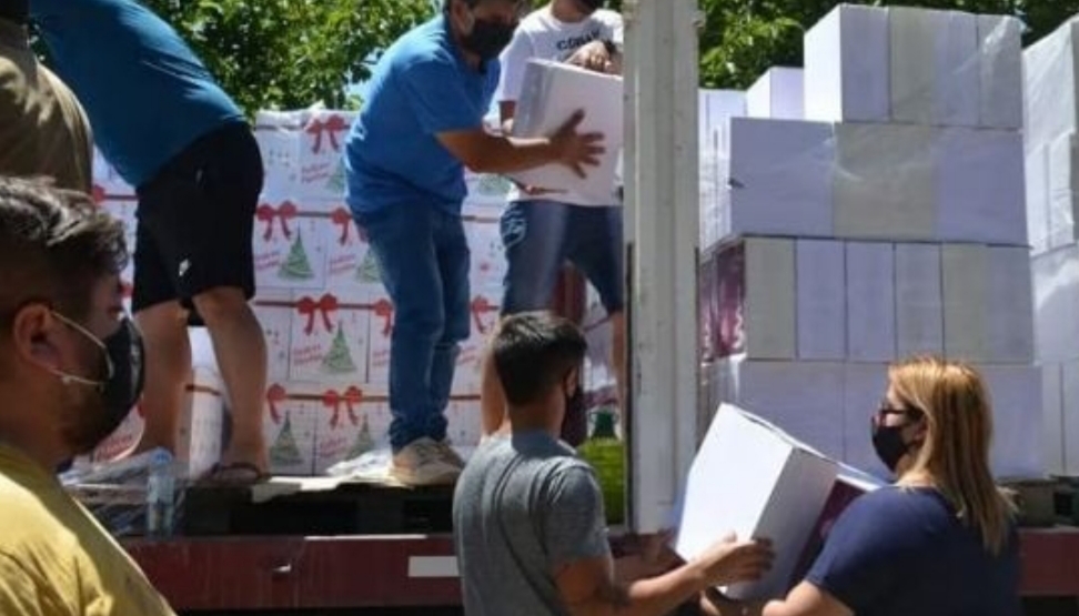 Un intendente entregó cajas navideñas, pollo y helado a todos los habitantes de su pueblo Un intendente entregó cajas navideñas, pollo y helado a todos los habitantes de su pueblo
