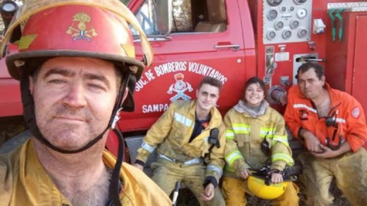Es bombera, apagó un incendio y fue a rendir su última materia del secundario Es bombera, apagó un incendio y fue a rendir su última materia del secundario