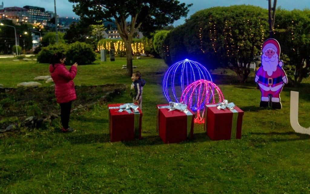 LA MUNICIPALIDAD ENCENDIÓ EL ÁRBOL DE NAVIDAD E ILUMINÓ EL PASEO DE LAS ROSAS LA MUNICIPALIDAD ENCENDIÓ EL ÁRBOL DE NAVIDAD E ILUMINÓ EL PASEO DE LAS ROSAS