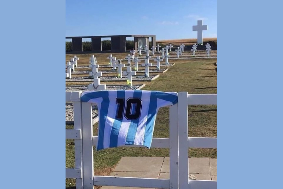 La historia de la foto con la camiseta de Maradona flameando frente al cementerio de Darwin La historia de la foto con la camiseta de Maradona flameando frente al cementerio de Darwin