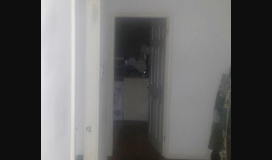 Escuchó ruidos en la cocina y fotografió la silueta perfecta de un fantasma Escuchó ruidos en la cocina y fotografió la silueta perfecta de un fantasma