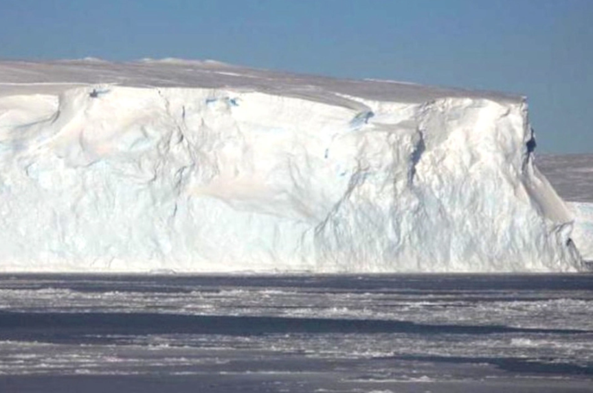 El iceberg más grande del mundo está a punto de chocar contra una isla del Atlántico Sur El iceberg más grande del mundo está a punto de chocar contra una isla del Atlántico Sur